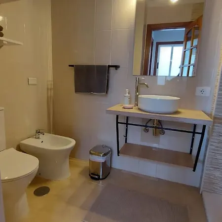 Acogedor Y Luminoso Piso Con Balcon アロナ